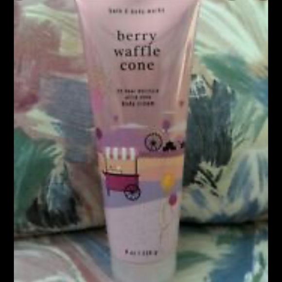 BBW BERRY WAFFLE 🧇 CONE 24 hour moisture Ultra Shea Body Cream 🧴 - Picture 2 of 16